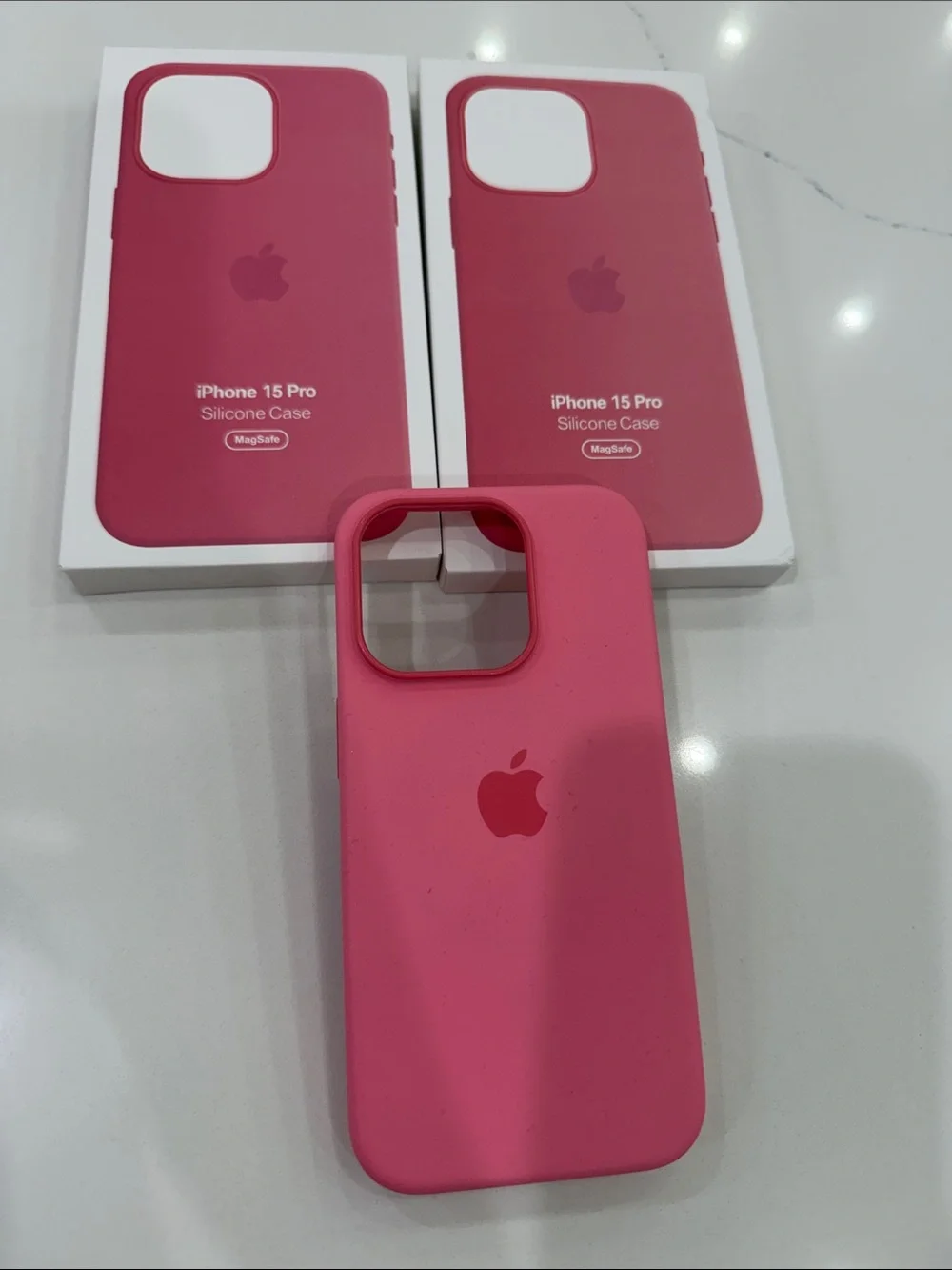 Apple iPhone 15 Pro Silicone Case - Hot Pink